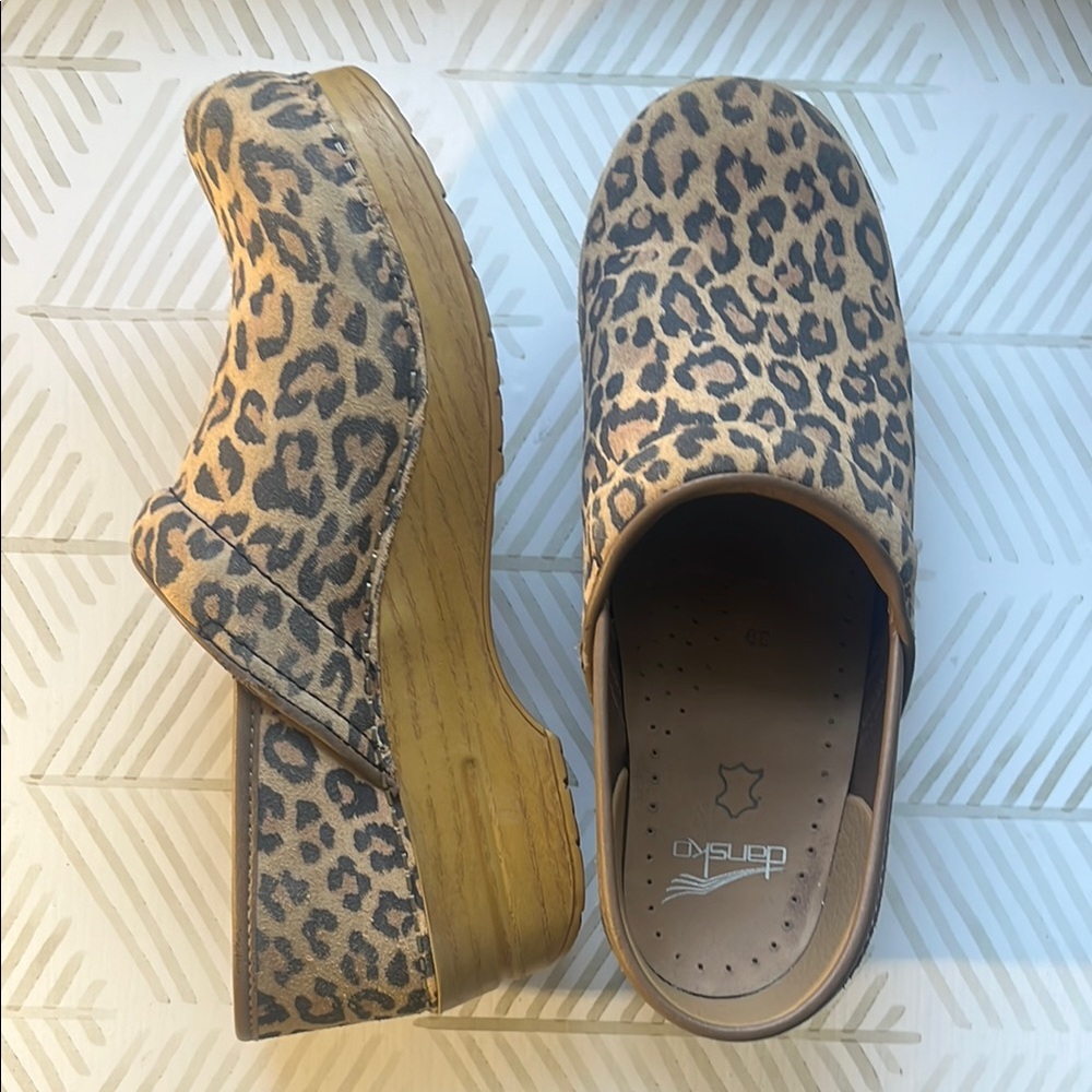 Dansko Leopard Print Women's Clogs, size 39, very gently worn